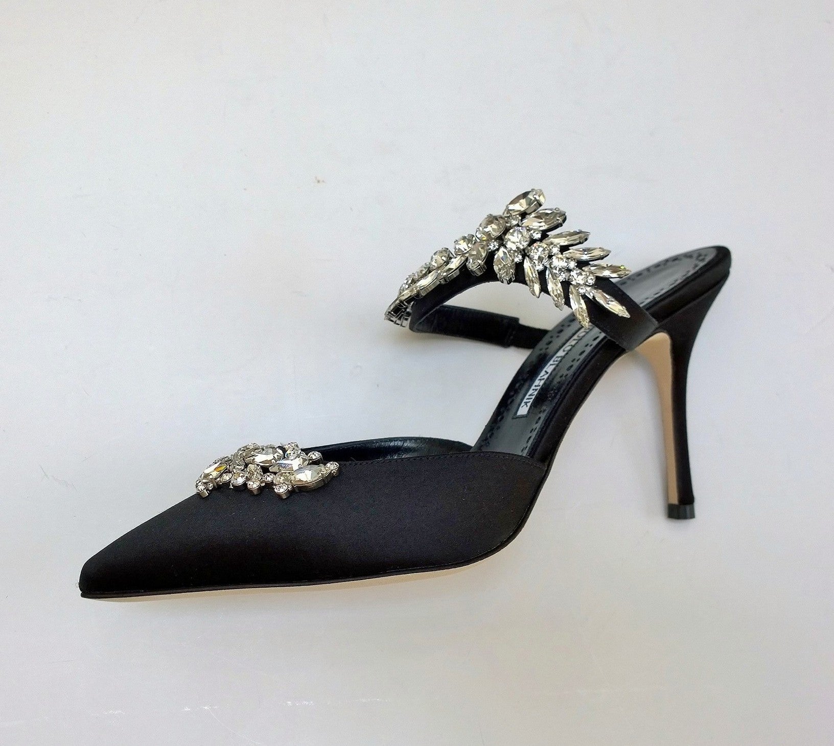 最終値下げ！MANOLO BLAHNIK x DrawerOLARANA MAYSALE JEWEL | Black Crepe De Chine Crystal Buckle Mules