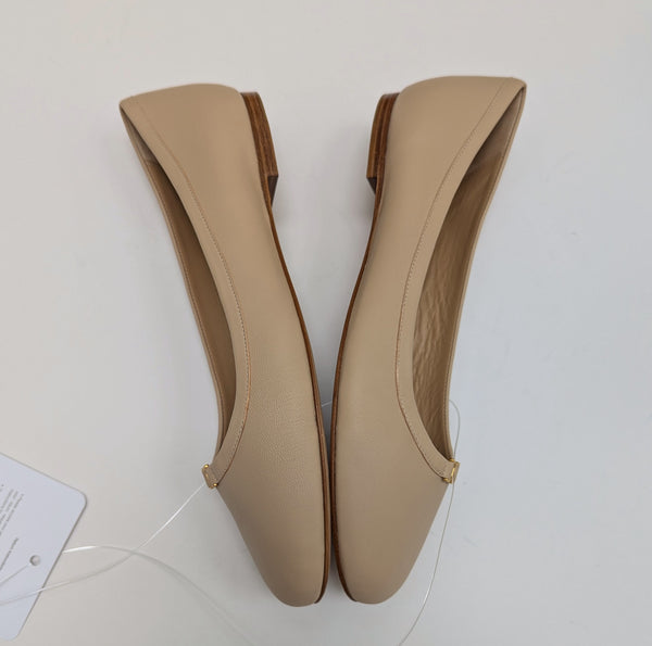 Chloé Marcie Pale Beige Leather Flats with Gold Tone Details New in Box Shoes Delicate Nude