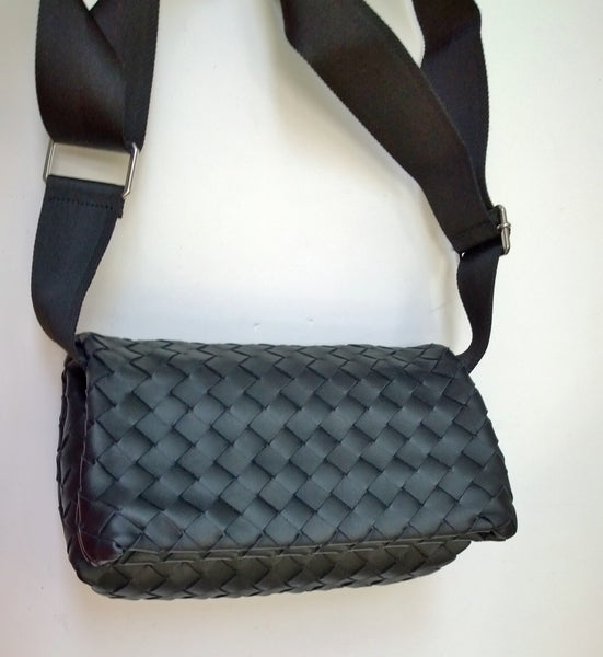 Bottega Veneta BV Hydrology Crossbody Messenger Bag in Black Leather East West Small Clutch New