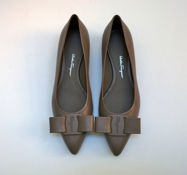 Ferrragamo Viva Bow Flats in Caraway Taupe Grey Brown Leather New in Box Shoes