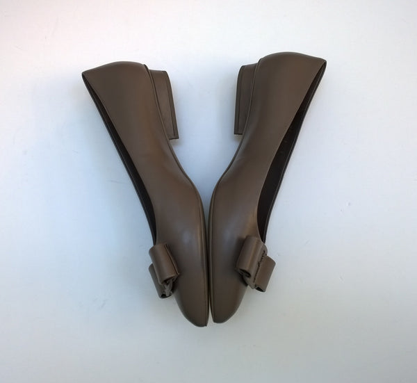 Ferrragamo Viva Bow Flats in Caraway Taupe Grey Brown Leather New in Box Shoes