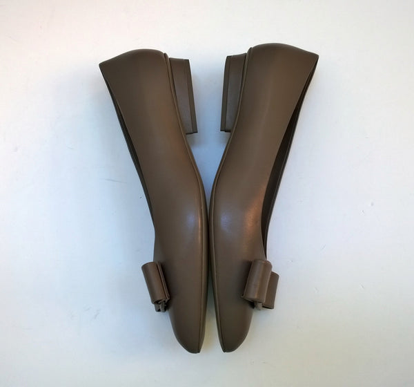Ferrragamo Viva Bow Flats in Caraway Taupe Grey Brown Leather New in Box Shoes