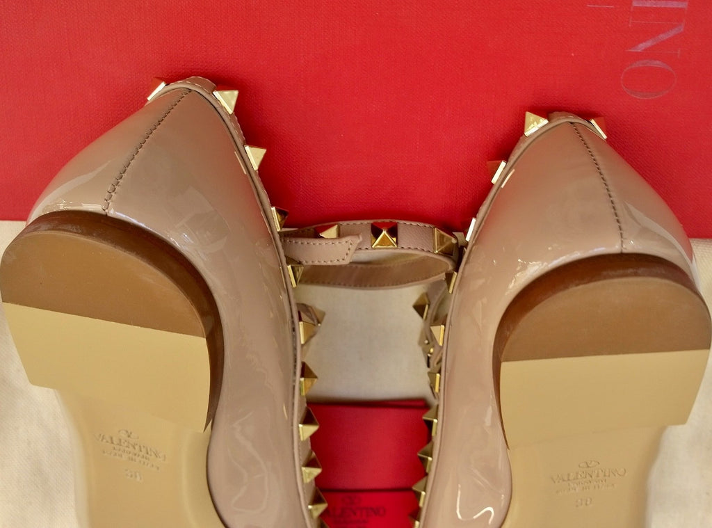 Centrum Lækker Rejse Valentino Garavani Rockstud Poudre Patent Flats Beige Ankle Strap Shoe –  AvaMaria
