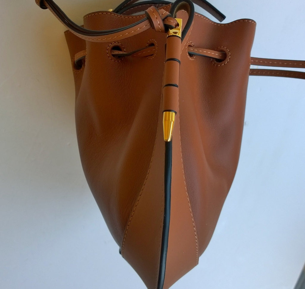 LOEWE Horseshoe Bag, Cognac leather, drawstring closure, NWT, GORGEOUS